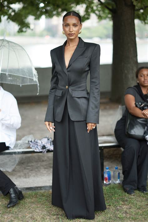 Tailleur gonna 2023: tendenza elegante dell'autunno .